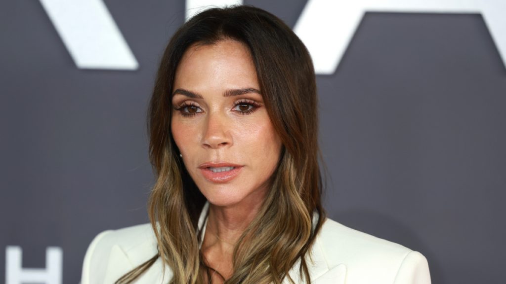 Βικτόρια Μπέκαμ: Το foundation της αξίας 125 ευρώ εκτόξευσε τις πωλήσεις του makeup brand της