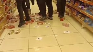 Βόλος: Νεαροί πέταξαν και ποδοπάτησαν προϊόντα «Βιολάντα» σε σούπερ μάρκετ (Βίντεο)