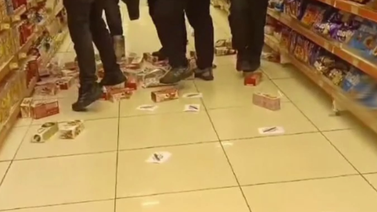 Βόλος: Νεαροί πέταξαν και ποδοπάτησαν προϊόντα «Βιολάντα» σε σούπερ μάρκετ (Βίντεο)