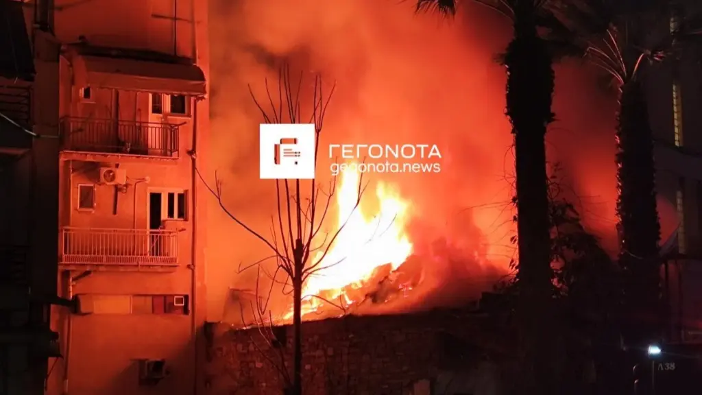 Βόλος: Συναγερμός για φωτιά σε κτίριο, δείτε εικόνες
