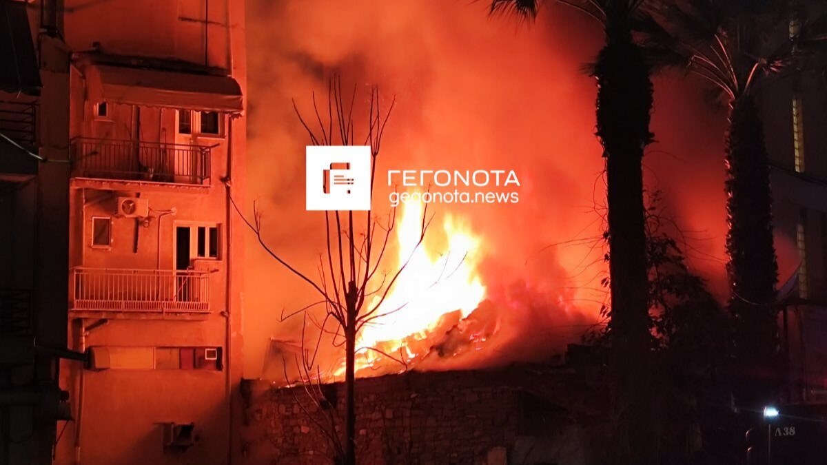 Βόλος: Συναγερμός για φωτιά σε κτίριο, δείτε εικόνες