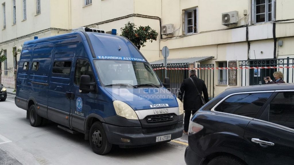 Βόλος: Στο εισαγγελέα οι 13 κατηγορούμενοι για την σπείρα διακίνησης ναρκωτικών συνοδεία πάνοπλων αστυνομικών (βίντεο)