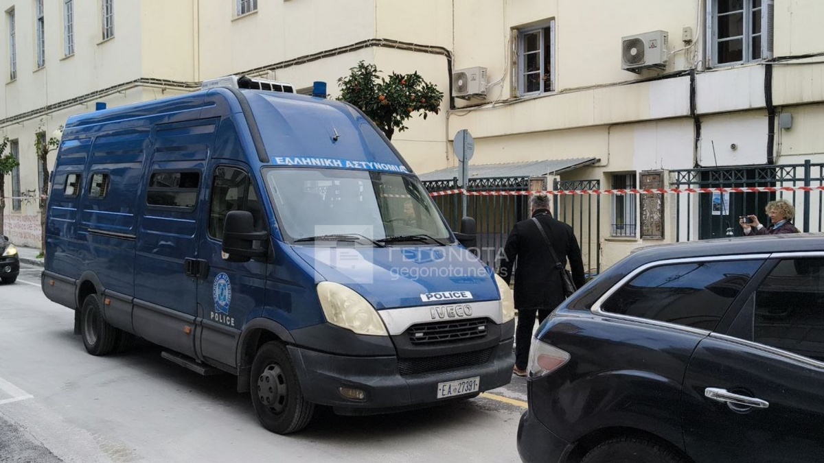 Βόλος: Στο εισαγγελέα οι 13 κατηγορούμενοι για την σπείρα διακίνησης ναρκωτικών συνοδεία πάνοπλων αστυνομικών (βίντεο)