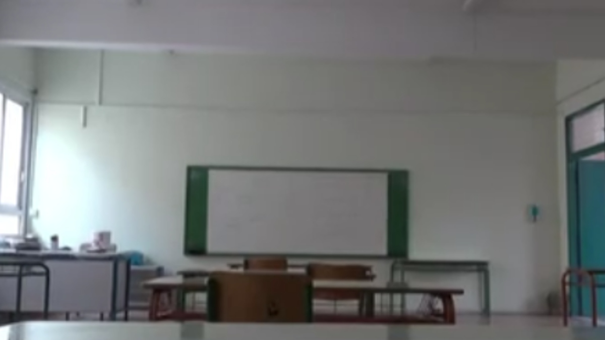 Χαλάνδρι: Διευθύντρια ΕΠΑΛ βάζει μαθητές να… σκάβουν στο προαύλιο για να σβήνει απουσίες