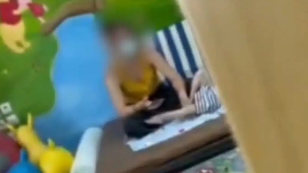 Χαλκίδα: Φυσικοθεραπεύτρια κακοποίησε αγοράκι με εγκεφαλική παράλυση (Βίντεο)