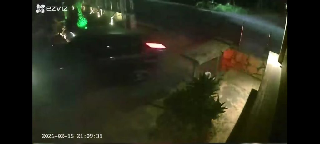 Χανιά: Η στιγμή που ο μεθυσμένος οδηγός “εισβάλει” σε αυλή στα Μινωθιανά (Βίντεο)