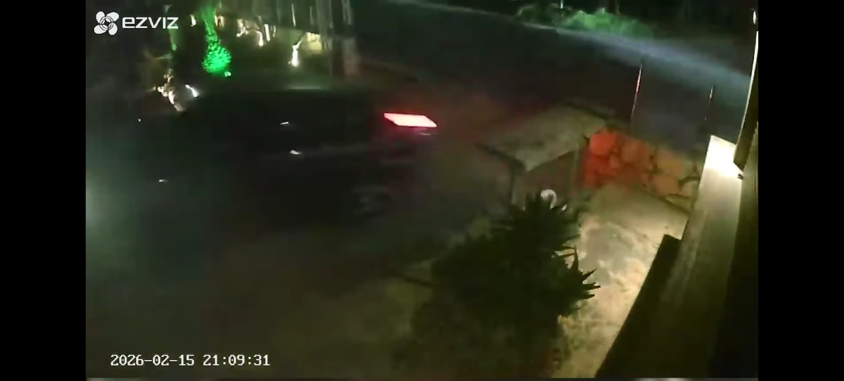 Χανιά: Η στιγμή που ο μεθυσμένος οδηγός “εισβάλει” σε αυλή στα Μινωθιανά (Βίντεο)