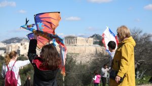 Πλήθος κόσμου σε Φιλοπάππου και Σέιχ Σου για τα Κούλουμα – “Γέμισε” ο ουρανός από χαρταετούς