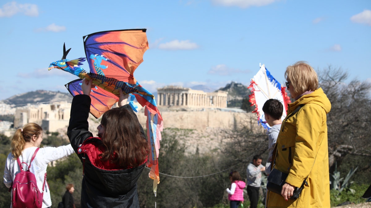 Πλήθος κόσμου σε Φιλοπάππου και Σέιχ Σου για τα Κούλουμα – “Γέμισε” ο ουρανός από χαρταετούς