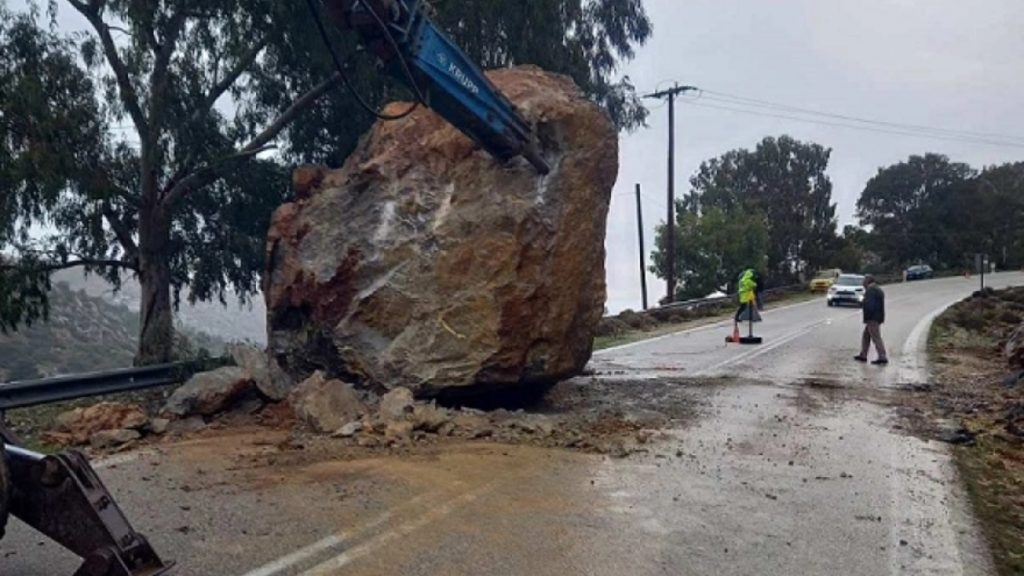 Χίος: Απομακρύνεται ο βράχος που έπεσε στο οδόστρωμα από τις κατολισθήσεις (φωτογραφίες)