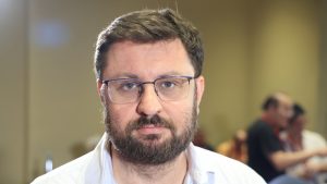 Επίθεση Ζαχαριάδη σε Μαρινάκη για επεισόδιο με δημοσιογράφο: “Πρόκειται για τραμπισμό υψηλών προδιαγραφών”