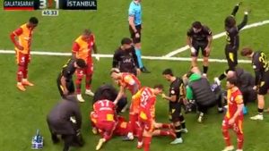 Γαλατάσαραϊ: Ο Γιλμάζ έσωσε συμπαίκτη του μετά από άσχημο χτύπημα στο κεφάλι (βίντεο)