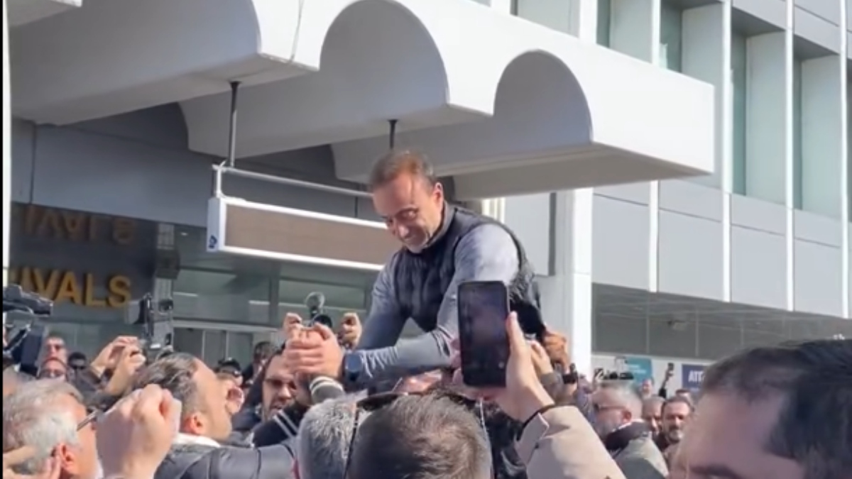 ΟΦΗ: Αποθέωση για τον Χρήστο Κόντη και τους ποδοσφαιριστές του στο αεροδρόμιο του Ηρακλείου (βίντεο)