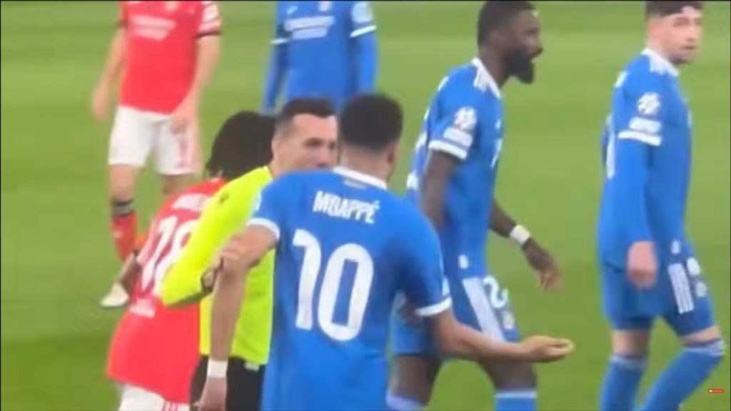 Μπενφίκα – Ρεάλ Μαδρίτης: Ο Εμπαπέ στήριξε τον Βινίσιους – «Είσαι γ******ος ρατσιστής», είπε ο Γάλλος στον Πρεστιάνι