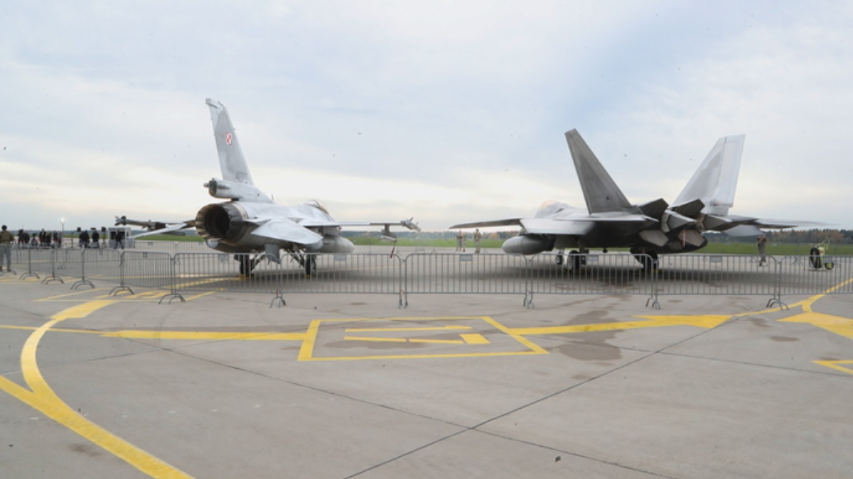 Κλιμακώνεται η ένταση ανάμεσα σε ΗΠΑ και Ιράν: Μαχητικά F-22 και τεράστια ανεφοδιαστικά στο Ισραήλ