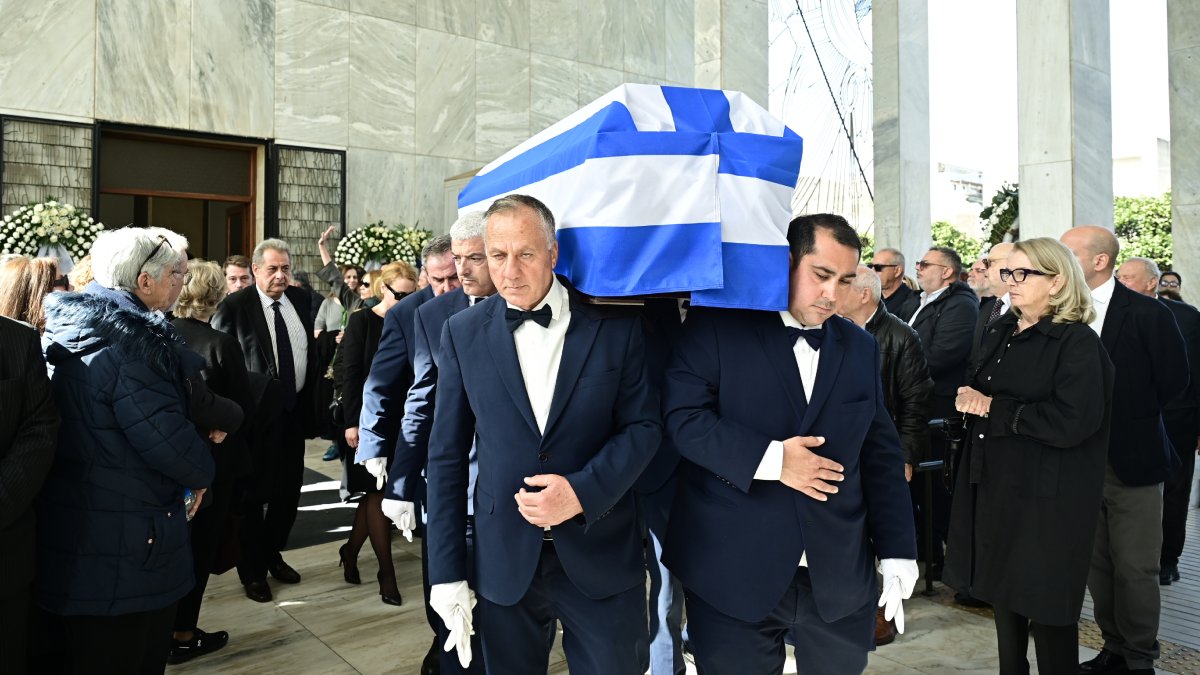 Συγκίνηση στο τελευταίο αντίο στον Αναστάση Παπαληγούρα (φωτογραφίες)