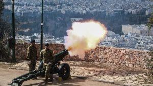 25η Μαρτίου: 21 κανονιοβολισμοί στον Λυκαβηττό – Εντυπωσιακές εικόνες