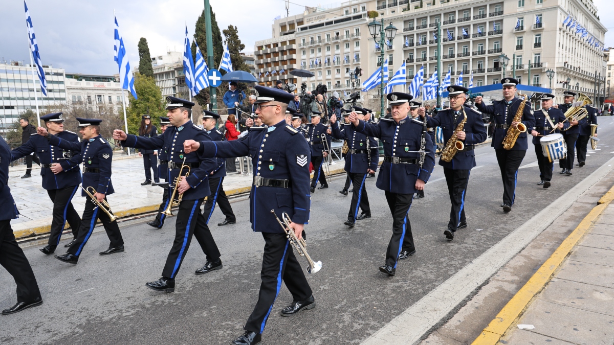 25η Μαρτίου: Πλήθος κόσμου στην παρέλαση στο Σύνταγμα (Εικόνες & Βίντεο)