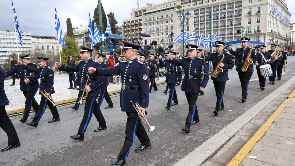 25η Μαρτίου: Πλήθος κόσμου στην παρέλαση στο Σύνταγμα (Εικόνες & Βίντεο)
