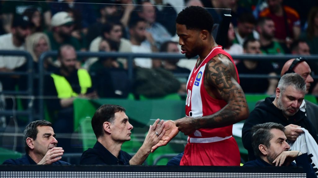 Ταϊρίκ Τζόουνς: H άσεμνη χειρονομία στην εξέδρα του Παναθηναϊκού (φωτογραφία)