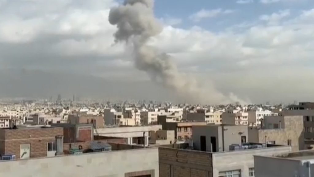 Το Ισραήλ απειλεί τον Λίβανο και με “χερσαία επίθεση” – Ιρανικά χτυπήματα σε διυλιστήρια – Η Γαλλία “έτοιμη” να μπει στον πόλεμο