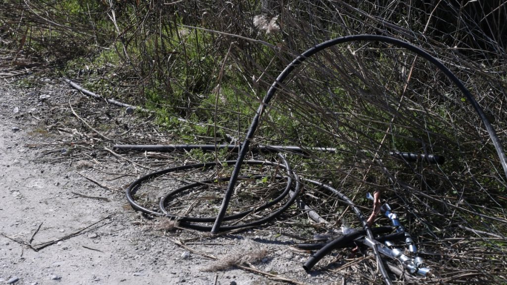 Θεσσαλονίκη: Χειροπέδες σε 40χρονο που αφαίρεσε 70 κιλά καλώδια χαλκού από εγκαταστάσεις του ΟΣΕ