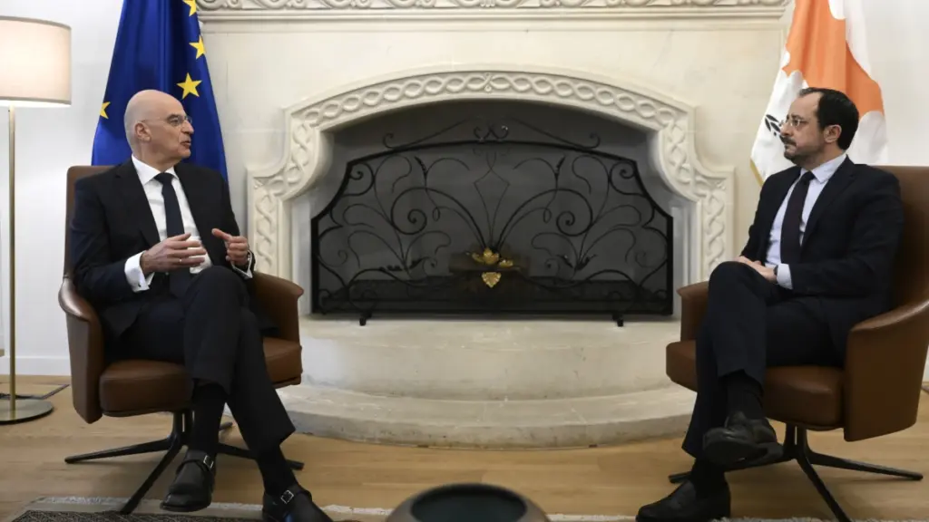 Δένδιας: “Είμαστε απολύτως στη διάθεσή της Κύπρου” – Χριστοδουλίδης: “Η Ελλάδα δείχνει πώς πρέπει να αντιδράσει η ΕΕ”