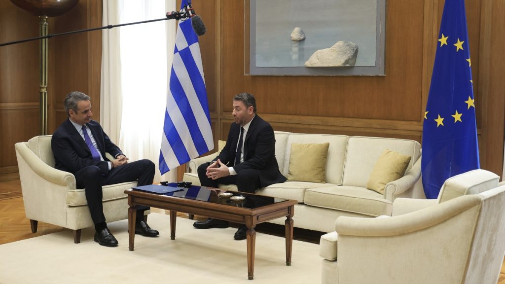 Σε εξέλιξη η συνάντηση Μητσοτάκη – Ανδρουλάκη για τον πόλεμο στη Μέση Ανατολή