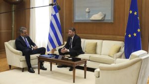 Μητσοτάκης σε Ανδρουλάκη: “Προτεραιότητά μας η προστασία και ο ασφαλής επαναπατρισμός των Ελλήνων”