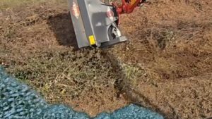 Από τύχη γλίτωσε χειριστής γεωργικού μηχανήματος – Εκτοξεύτηκε πέτρα κι έσπασε το τζάμι του (βίντεο)