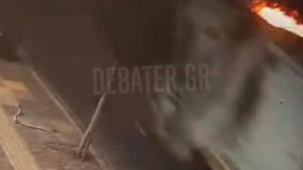 Άγιος Δημήτριος: Απορριμματοφόρο πήρε φωτιά εν κινήσει – “Κόρναρε για να φύγουν τα αυτοκίνητα από τη μέση” (βίντεο)