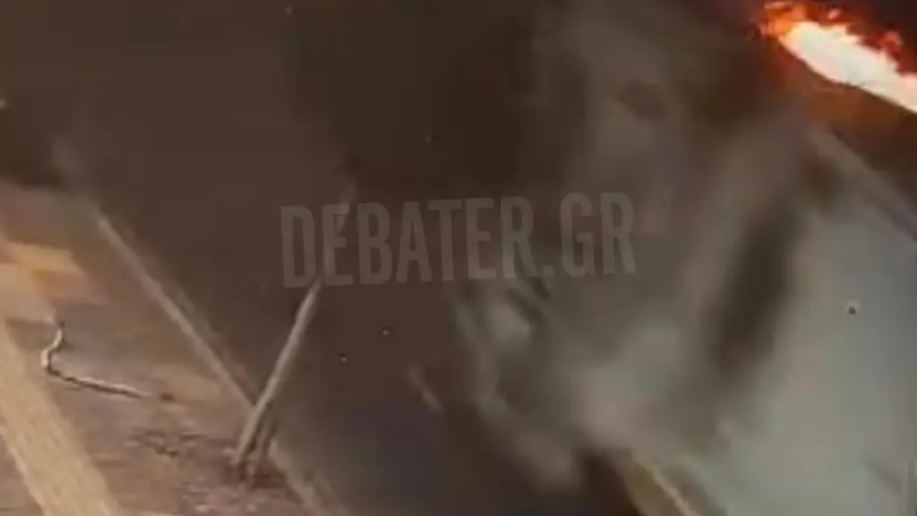 Άγιος Δημήτριος: Απορριμματοφόρο πήρε φωτιά εν κινήσει – “Κόρναρε για να φύγουν τα αυτοκίνητα από τη μέση” (βίντεο)