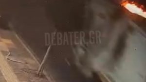 Άγιος Δημήτριος: Απορριμματοφόρο πήρε φωτιά εν κινήσει – “Κόρναρε για να φύγουν τα αυτοκίνητα από τη μέση” (βίντεο)