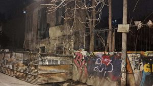 Θρίλερ στο Μεταξουργείο: Από αυτό το κτίριο ανασύρθηκε η απανθρακωμένη γυναίκα (Φωτογραφίες)