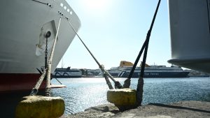 Δεμένα σήμερα τα πλοία σε όλη τη χώρα – 24ωρη απεργία των ναυτικών για τη Μέση Ανατολή