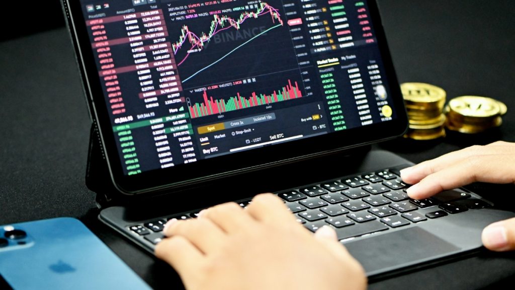 Επιχείρηση του ελληνικού FBI για απάτες κρυπτονομίσματα – 12 συλλήψεις σε Αττική και Κρήτη