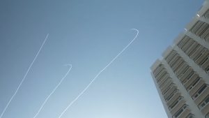 Σειρήνες στο Τελ Αβίβ ύστερα από επίθεση του Ιράν με πυραύλους και drones – Βίντεο με την κατάρριψή τους