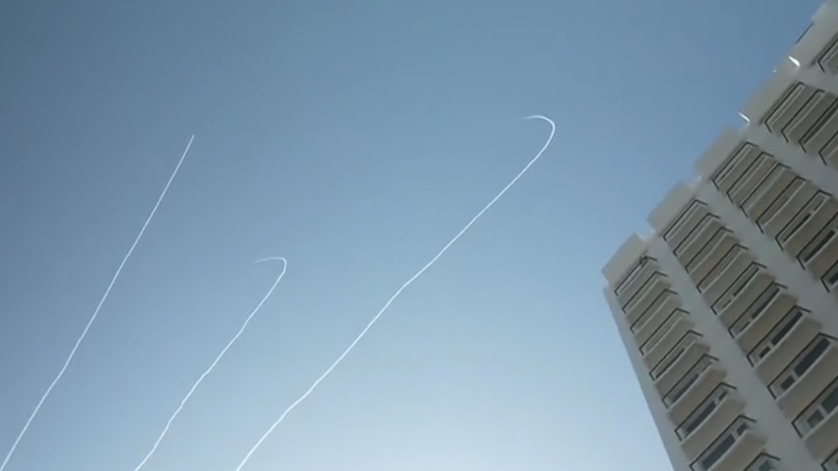 Σειρήνες στο Τελ Αβίβ ύστερα από επίθεση του Ιράν με πυραύλους και drones – Βίντεο με την κατάρριψή τους