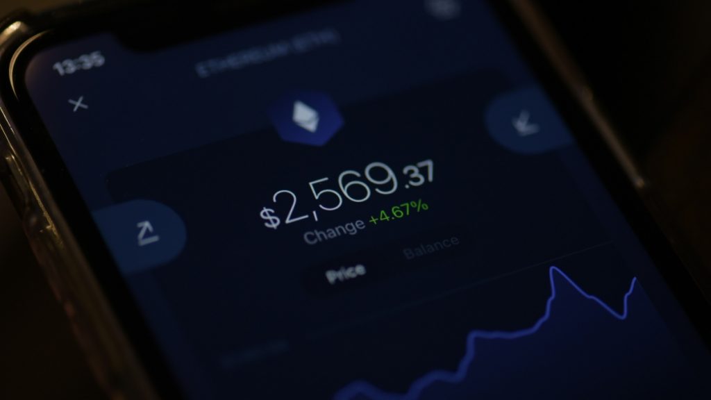 “Πυραμίδα” απάτης με κρυπτονομίσματα: Πώς δρούσε το κύκλωμα των “επιτυχημένων επενδυτών” – Ο “leader” και οι “ambassador”