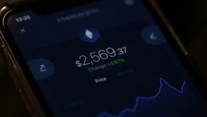 “Πυραμίδα” απάτης με κρυπτονομίσματα: Πώς δρούσε το κύκλωμα των “επιτυχημένων επενδυτών” – Ο “leader” και οι “ambassador”