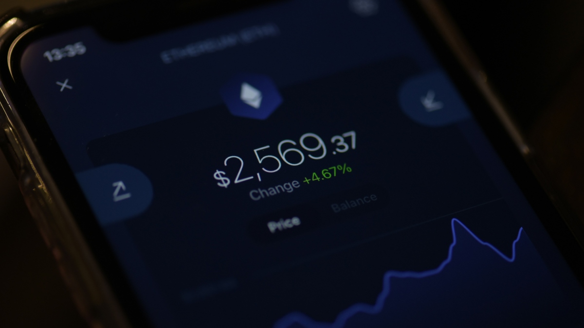 “Πυραμίδα” απάτης με κρυπτονομίσματα: Πώς δρούσε το κύκλωμα των “επιτυχημένων επενδυτών” – Ο “leader” και οι “ambassador”