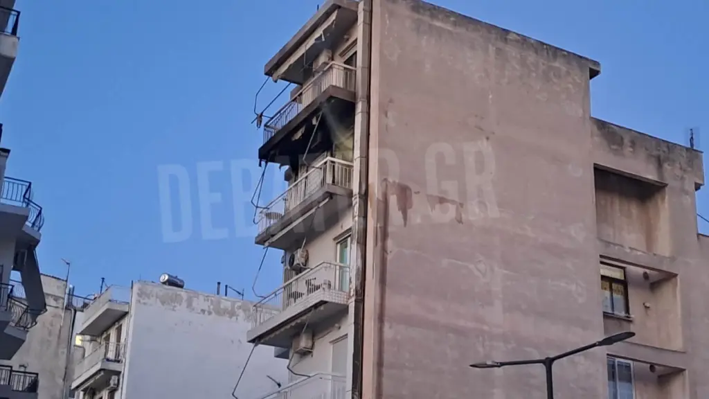 Ταύρος: Φωτιά σε διαμέρισμα 4ου ορόφου – Διασωληνωμένος ένας 45χρονος (Φωτογραφίες)