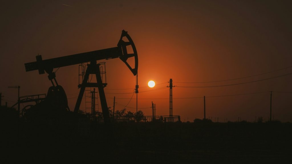 Πλησιάζει τα 120 δολάρια το βαρέλι το πετρέλαιο – Συνεδριάζουν εκτάκτως οι ΥΠΟΙΚ της G7, τι εξετάζουν