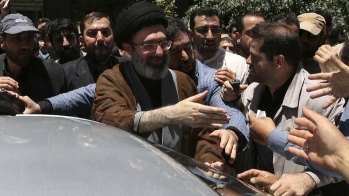 Μοτζτάμπα Χαμενεΐ: Στη δημοσιότητα βίντεο με τον νέο ηγέτη του Ιράν