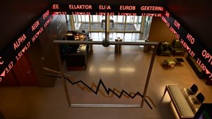 Ισχυρές πιέσεις στο Χρηματιστήριο Αθηνών – Άνοιξε με απώλειες 2,41%