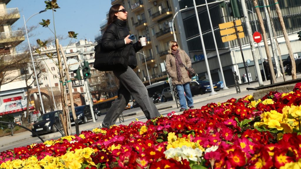 Ανοιξιάτικος ο καιρός σήμερα: Ανεβαίνει η θερμοκρασία, εξασθενούν οι άνεμοι