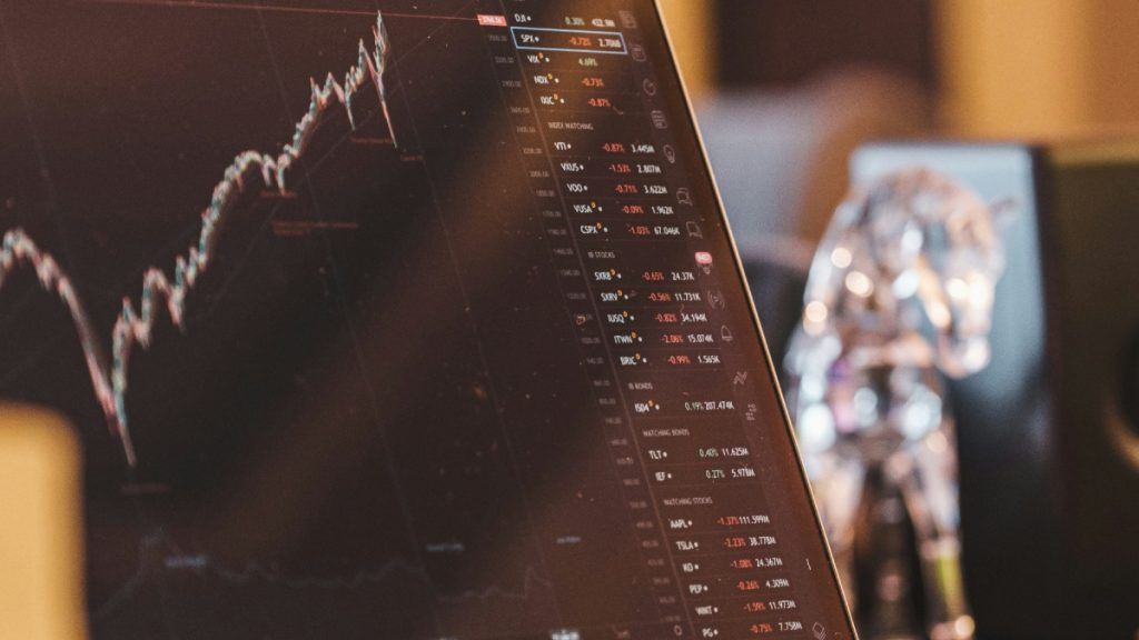 Σε κλοιό πιέσεων η αγορά ομολόγων – Στο 3,70% η απόδοση του 10ετούς ομολόγου