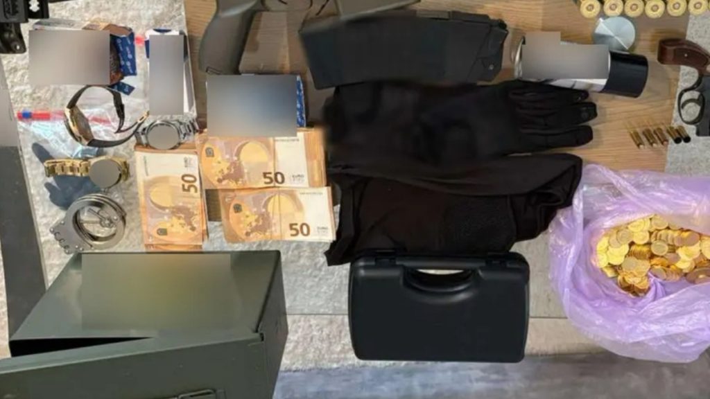 Απάτη με χρυσές λίρες: Βιομήχανος, πρώην αντιδήμαρχος και επιχειρηματίας στα θύματα της σπείρας