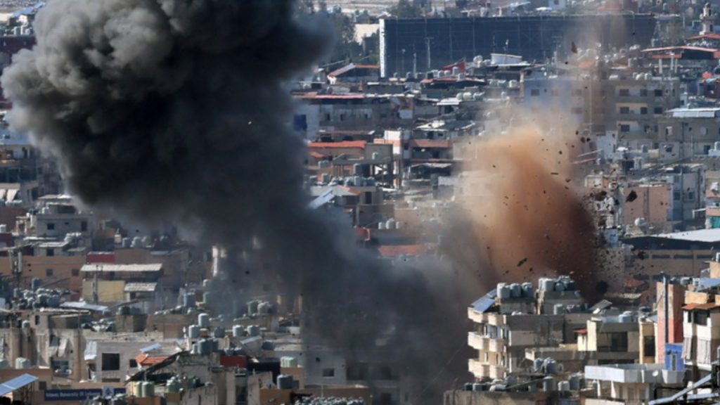 Το Ισραήλ λέει ότι χτύπησε πυρηνικά εργαστήρια στην Τεχεράνη – Συνεχείς βομβαρδισμοί στον Λίβανο