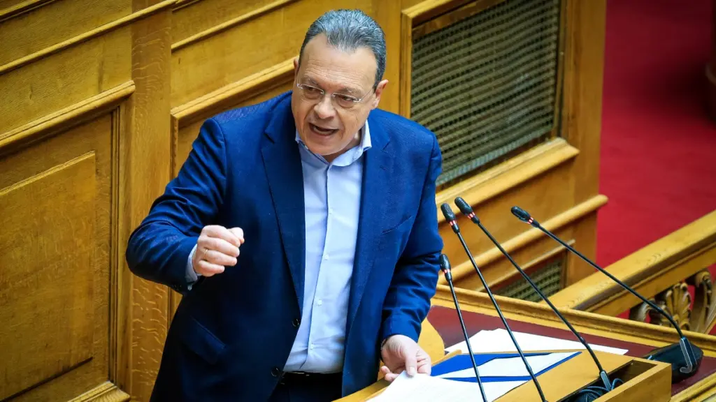 Φάμελλος: “Με τόσα σκάνδαλα η κυβέρνηση θα έπρεπε να είχε ήδη παραιτηθεί”